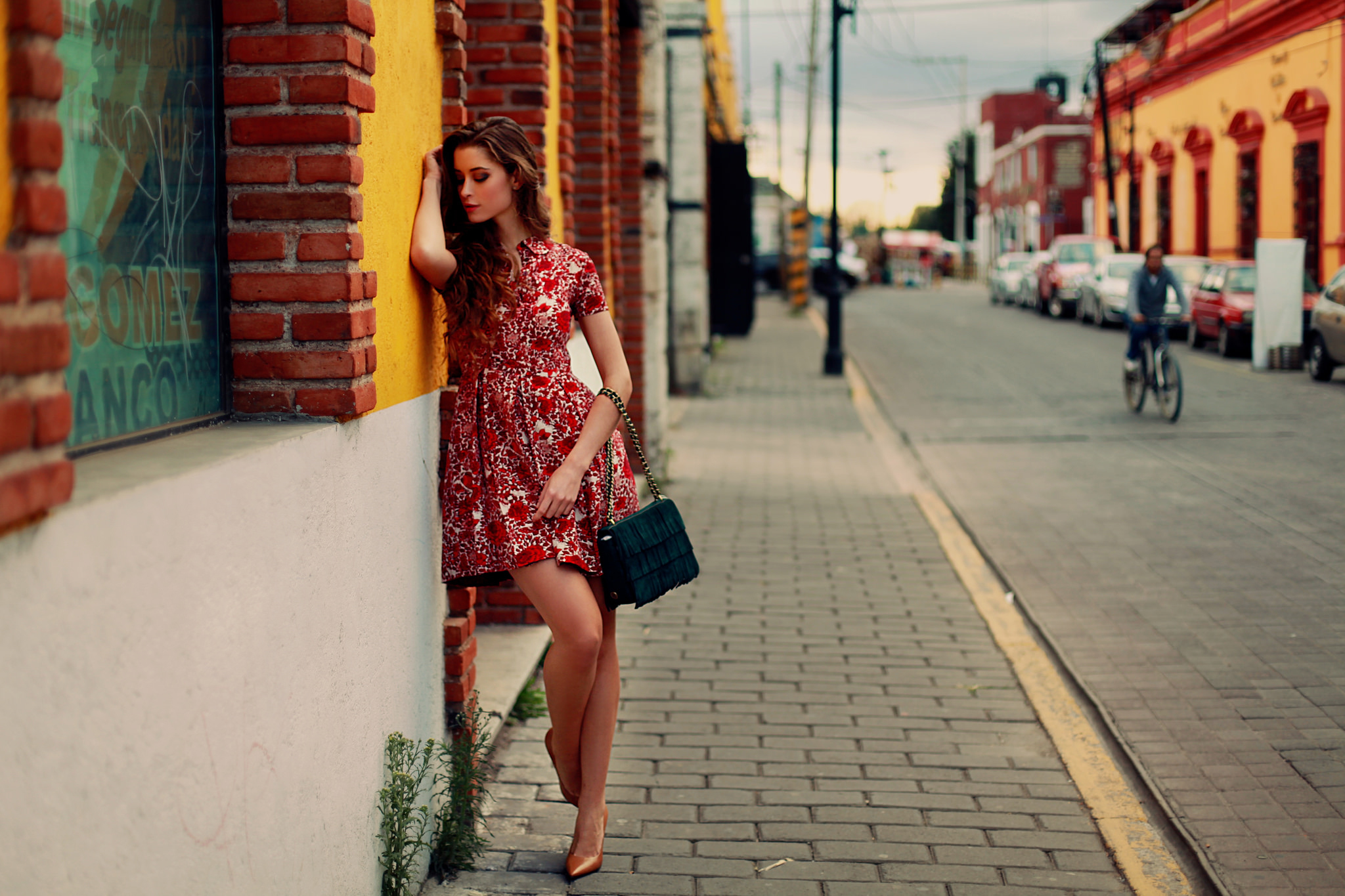 Она легко одета. Фотосессия на улице. Девушка в платье в городе. Красивые девушки на улице. Фотосессия в платье на улице.